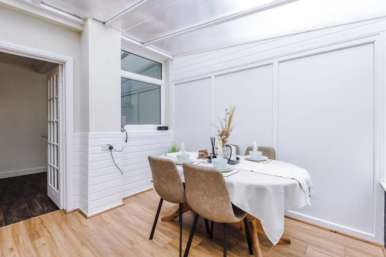 Beautiful And Boutique Blackpool House - Garden And Parking Apartment